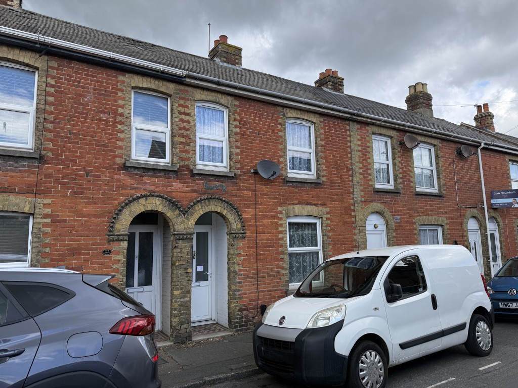 Lot: 102 - FREEHOLD HOUSE FOR INVESTMENT - Front view of terraced house